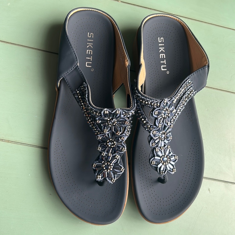 NWOT Siketu Sandals/Flip Flops Sz 8.5